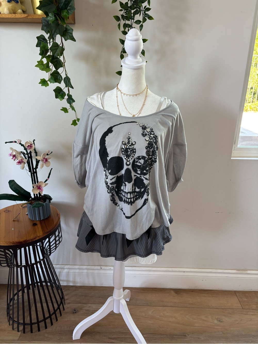 Women’s Gray Short-Sleeve Skull Graphic Tee